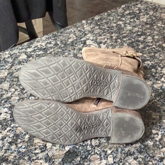 Ecco distressed tan/brown leather boots. - Picture 5 of 7